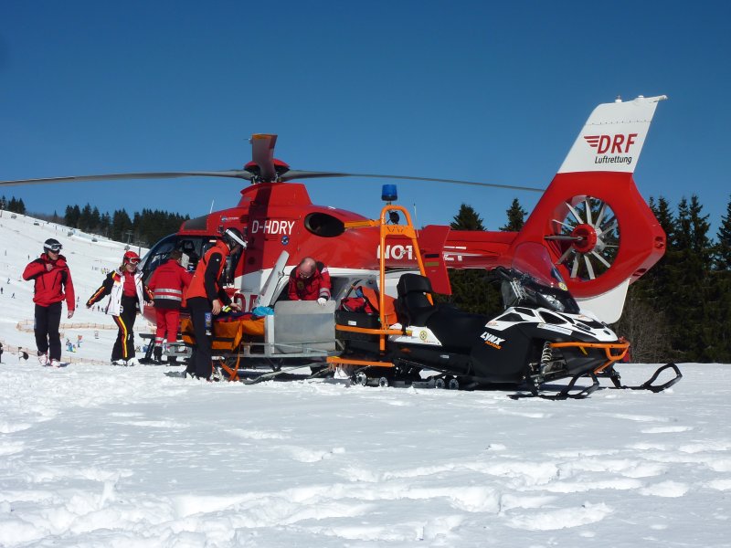 Úraz na lyžích - transport vrtulníkem